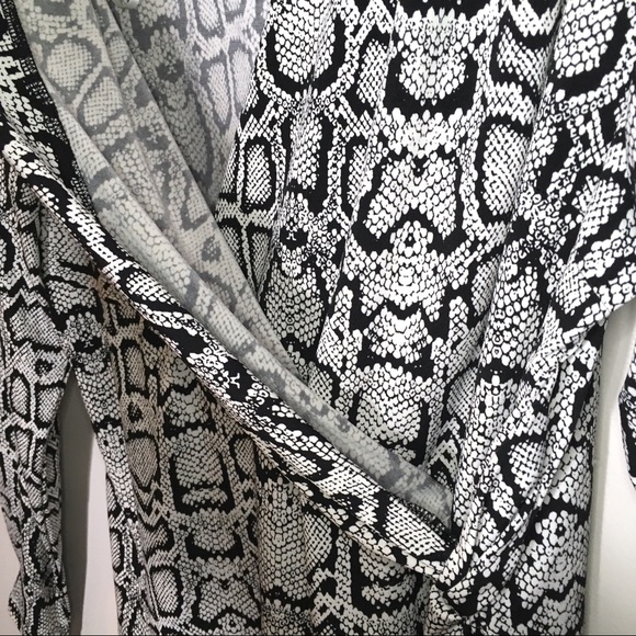 XL Laundry by Shelli Segal Snakeskin Wrap Top - Picture 5 of 7